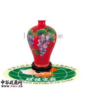 中国红瓷葡萄小口梅瓶，珍贵礼品收藏品，家居装饰品