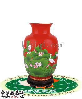 中国红瓷器花瓶，红瓷花瓶，荷花将军瓶，收藏品