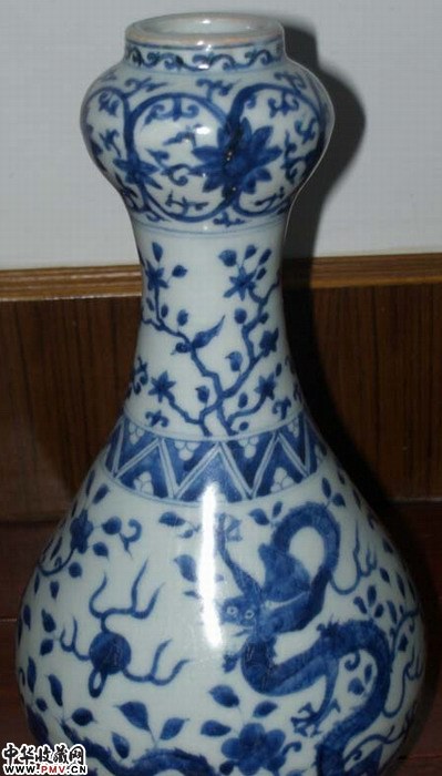 明嘉靖款青花龙凤蒜头瓶(已出) 明嘉靖款青花龙凤蒜头瓶(已出)