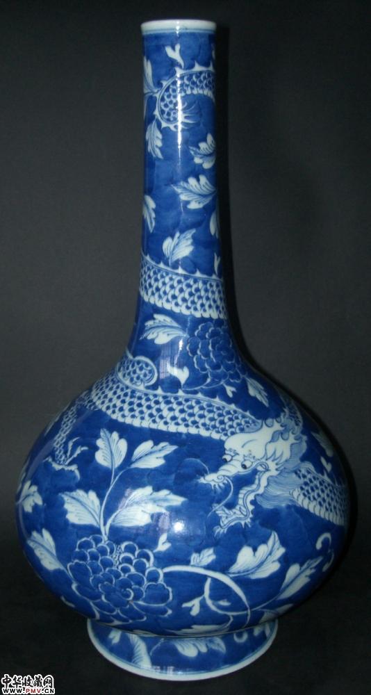 清.蓝底白花龙穿牡丹纹长颈瓶(已售) 清.蓝底白花龙穿牡丹纹长颈瓶(已售)