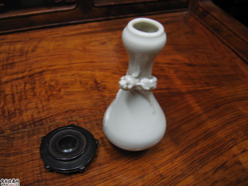 清德化窑龙纹雕小赏瓶