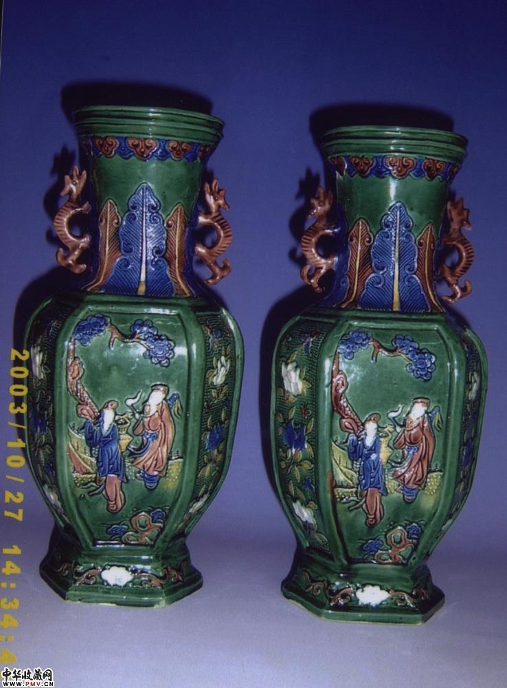 绿地瓷雕兽耳对瓶