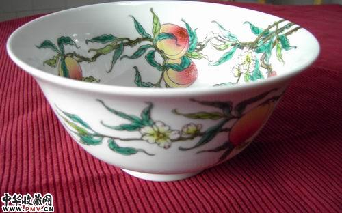 清 乾隆款白地九桃花卉碗