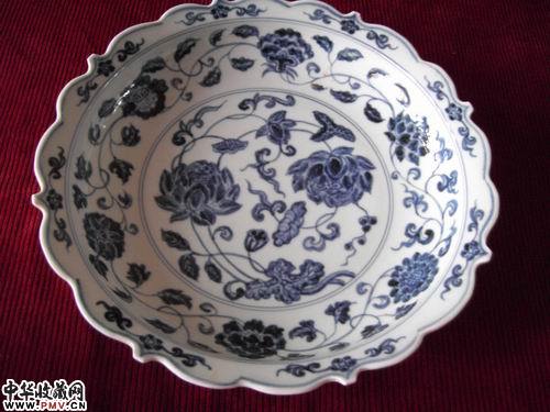 明 宣德款青花花卉缠枝赏盘