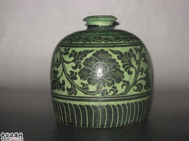 磁州窑绿地刻黑缠枝牡丹纹梅瓶  已售