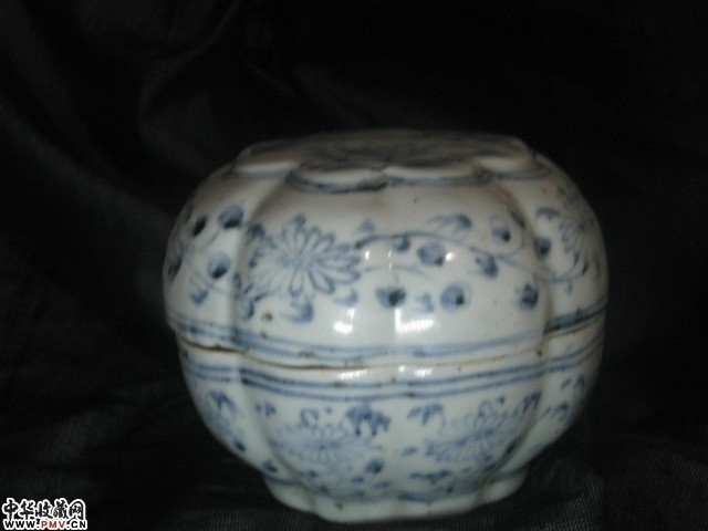 青花莲瓣纹风鸟花卉图大粉盒。已售