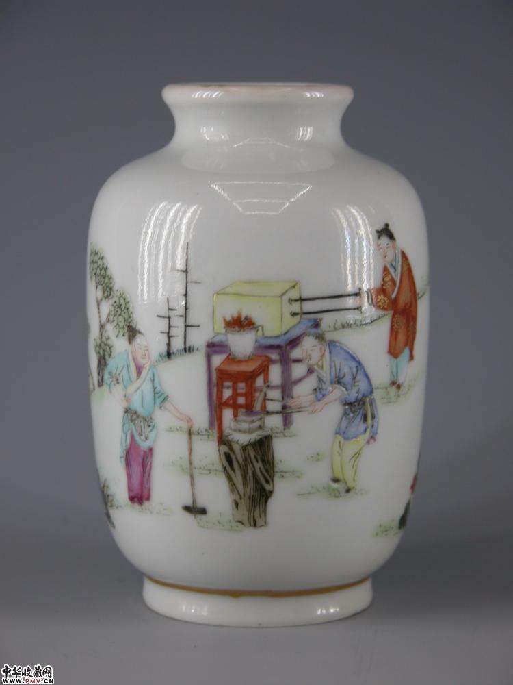 乾隆款粉彩铸剑图纹瓶