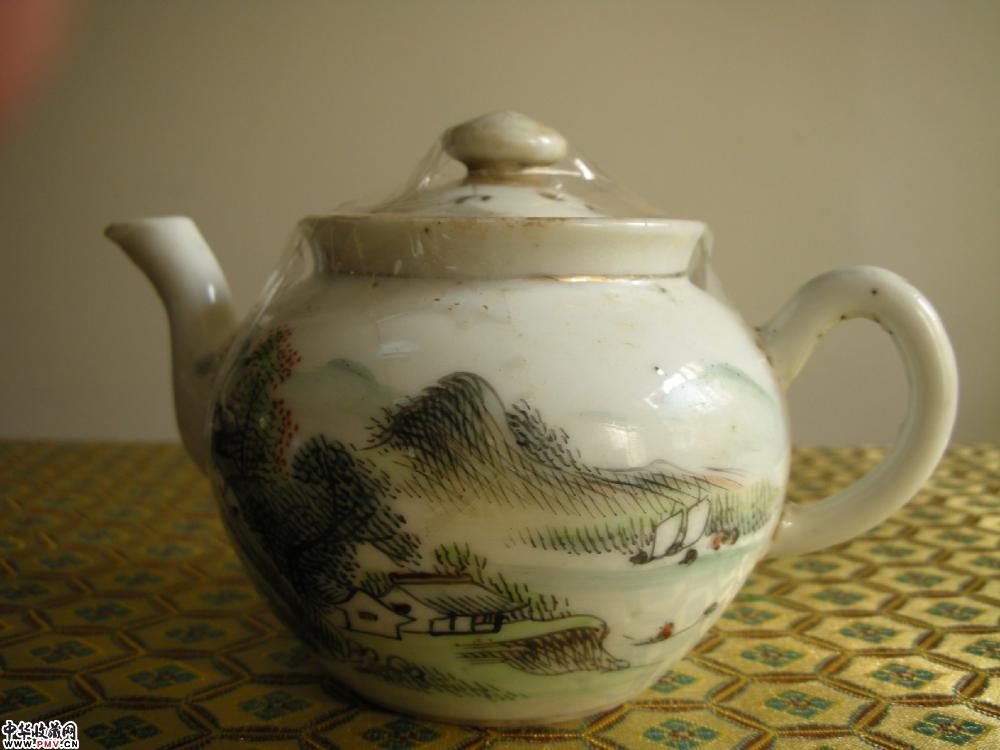 民国 粉彩山水纹茶壶