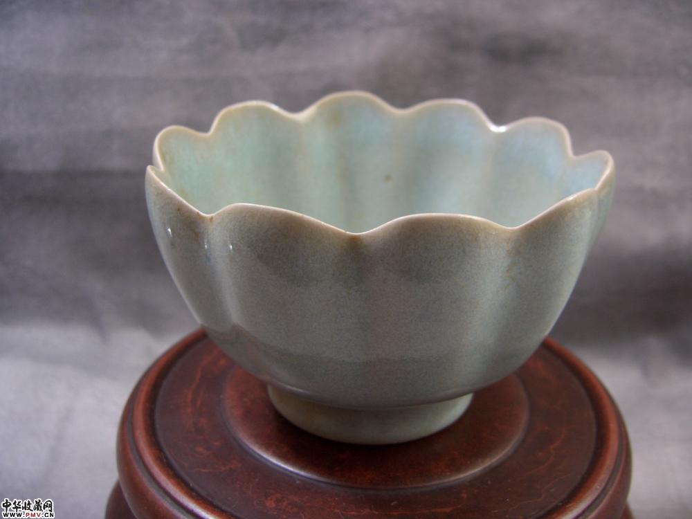 宋汝官窑天青釉莲瓣碗 宋汝官窑天青釉莲瓣碗