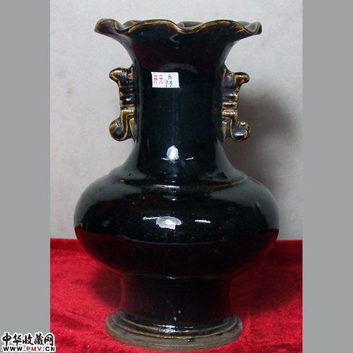 B73 乌金釉双耳葵口瓶