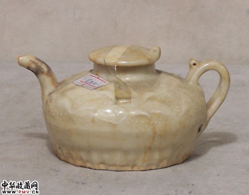 C122 青瓷带盖刻花卉壶 C122 青瓷带盖刻花卉壶