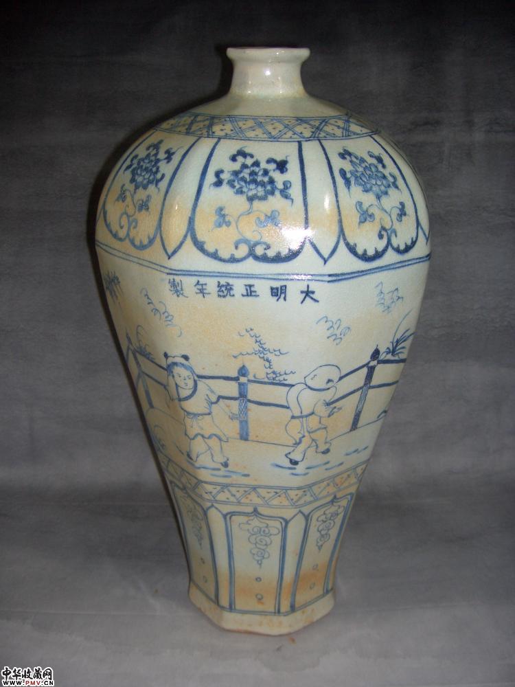 青花栏杆人物纹八棱梅瓶