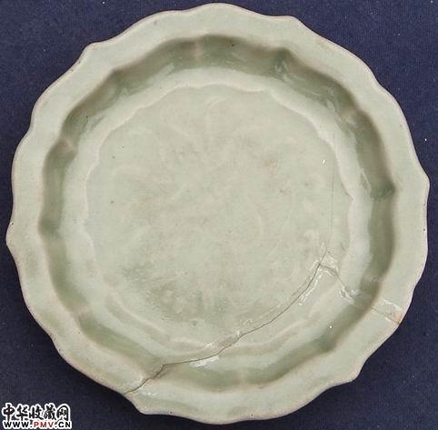 金代耀州窑青釉刻划菱口盘 金代耀州窑青釉刻划菱口盘