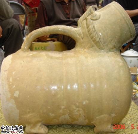 东晋越窑青釉虎子 东晋越窑青釉虎子