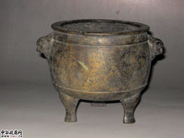 双铺首刻花三足炉