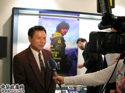 中国美术馆副馆长梁江接受当地媒体采访