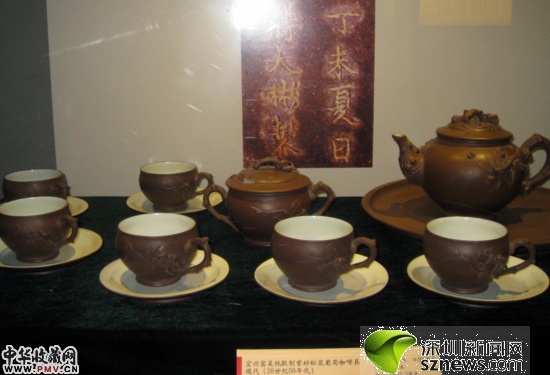 明朝一墓地中出土的“丁未夏日时大彬制款圆壶”,出土时壶内尚余茶叶。