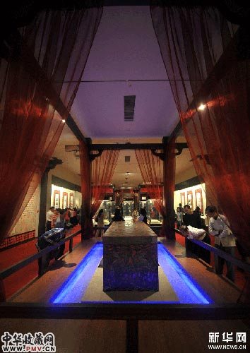 展览中的“朱地彩绘漆棺”