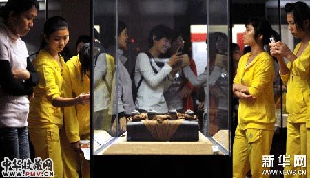 11月18日,观众在参观“二十弦瑟”