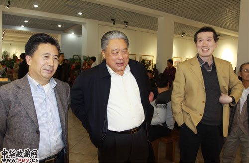 山东省原副省长陈延明、山东省文联党组书记于钦彦在参观展览。