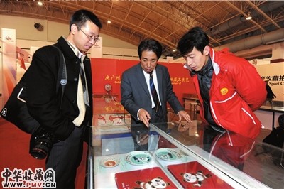 李祥在向参观展览的观众介绍藏品。本报记者杨天啸摄