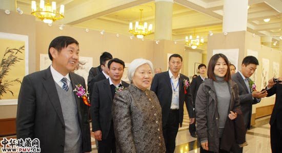 河南驻马店市人民政府市长刘国庆陪同全国政协原副主席郝建秀参观画展
