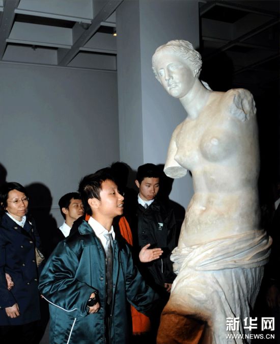 一名视障参观者在触摸《米罗的维纳斯》雕塑复制品 一名视障参观者在触摸《米罗的维纳斯》雕塑复制品