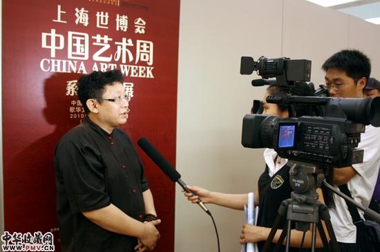 中国艺术周策展人文文武先生接受记者采访。