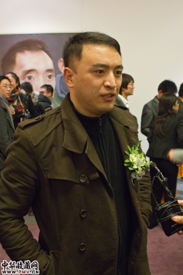 开幕式暨颁奖典礼结束后,获得本次展览金奖的艺术家张宏接受媒体采访