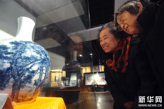 两位北京市民正在中华民族艺术珍品馆内观赏由江西景德镇陶瓷艺术家刘敏创作的入选上海世博会主题馆的陶瓷作品 两位北京市民正在中华民族艺术珍品馆内观赏由江西景德镇陶瓷艺术家刘敏创作的入选上海世博会主题馆的陶瓷作品