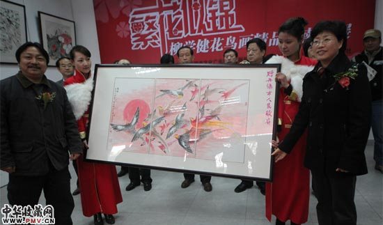 画家柳学健向丹阳市政府赠送作品《丹凤朝阳》