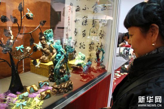 一名顾客在欣赏宝石“蓝玉髓”(俗称台湾蓝宝)工艺制品 一名顾客在欣赏宝石“蓝玉髓”(俗称台湾蓝宝)工艺制品