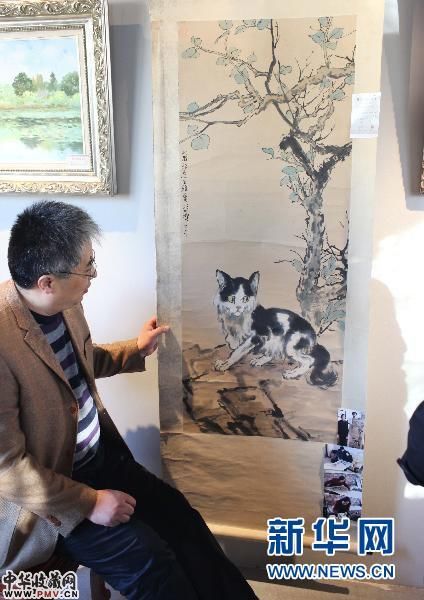 12月27日,宜兴市民卫先生(收藏者)在悲鸿故居艺术馆欣赏徐悲鸿国画《树和猫》