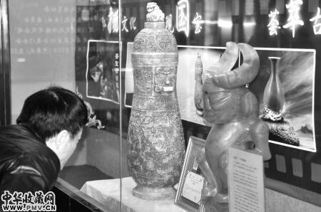 行的第四届中国玉文化博览会上,一尊约2500年前春秋战国时的白玉尊吸引了众多市民的目光。