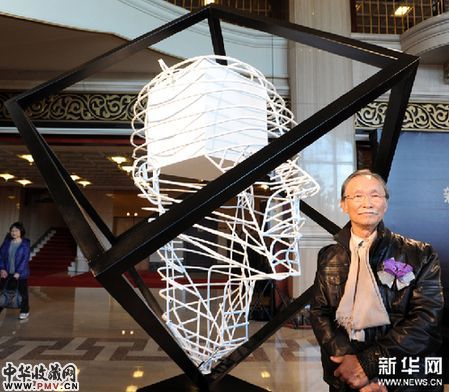 12月28日,台湾雕塑家朱铭在他的新作《立方体》前留影。新华网图片 吴景腾 摄