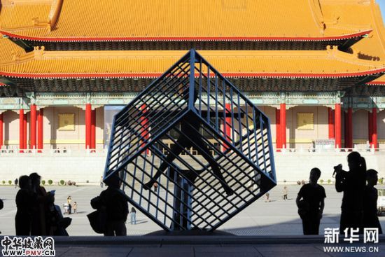 12月28日,游客在台北戏剧院参观朱铭新作《立方体》。新华网图片 吴景腾 摄