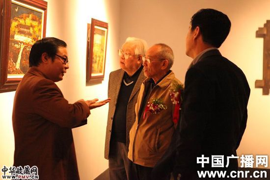 周榕清向嘉宾介绍其作品。