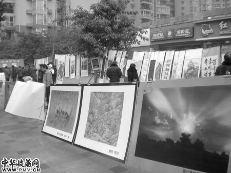 路边摄影展。