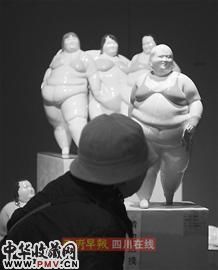 袁亚辉以肥胖者为原型创作的雕塑作品《新韵》。