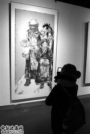 观众在欣赏中国画作品《皑皑的雪城》