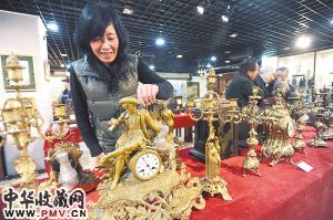 图为琳琅满目的展品吸引收藏爱好者驻足。本报记者王欣鹏摄