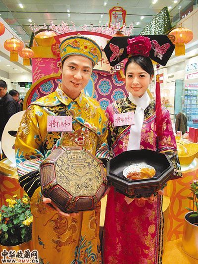 清乾隆的御用全盒“清代彩漆描金青龙捧圣字纹八角盒”,价值达130万元。图片来源:香港文汇报