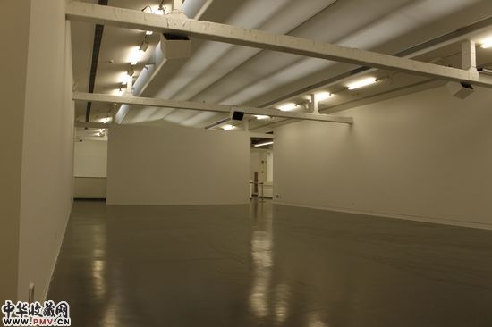 在《巴赫吹口哨》开始的时候,声音有力、清晰、准确。但随着表演的持续,口哨声越来越弱且音调逐渐变低,更像哀伤的“吱吱”声。