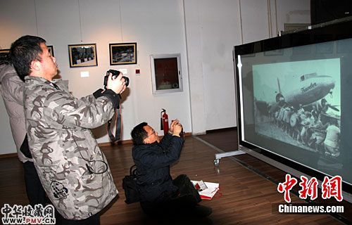 美国国家档案馆收藏中缅印抗日战场图片展在京展出,观众踊跃。王保胜 摄