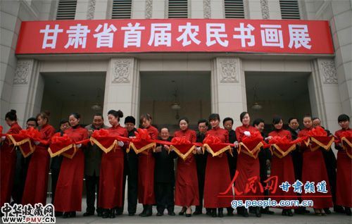 人民网兰州1月19日电(朱师良)新春临近,一场展示新农村建设成就,彰显农民艺术风采的首届农民书画展1月19日上午在甘肃省博物馆开展。