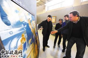 俄罗斯列宾美术学院三位功勋艺术家在一起交流他们展出的作品。