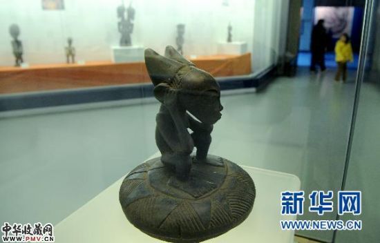 这是在郑州博物馆拍摄的19世纪刚果人物木雕。
