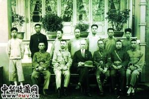 1926年3月31日,中华民国政府参谋部工兵监同人欢送雅顾问返国纪念照,前排左二为姚观顺。 信息时报记者 龙成关 翻拍