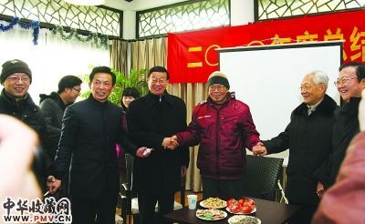 众艺术家与马老(中红衣者)。