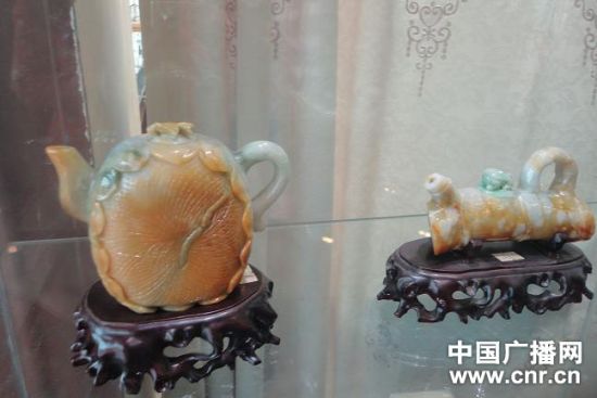 历时8年精心雕成的108-只翡翠壶。中广网发 记者雅萍 摄